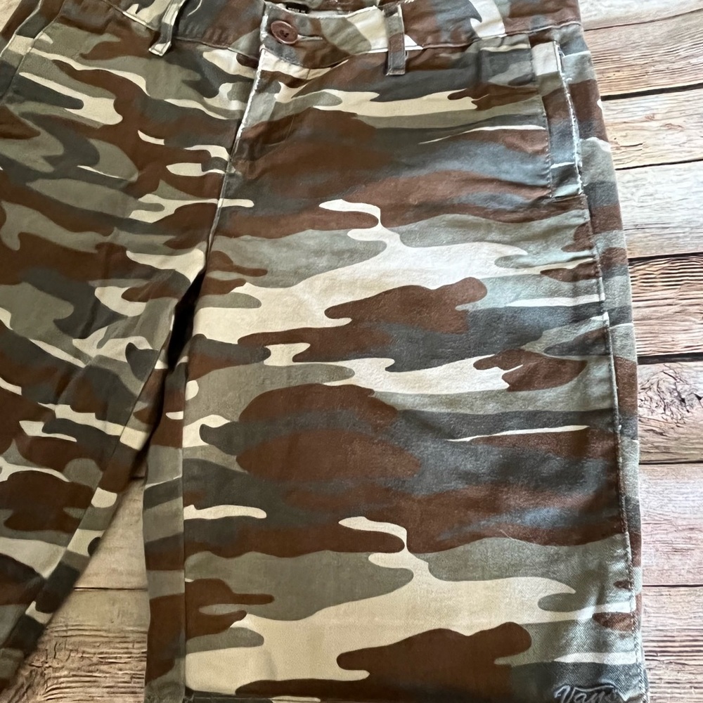 Vans Camo Print Bermuda Shorts Size 9 - Picture 2 of 8